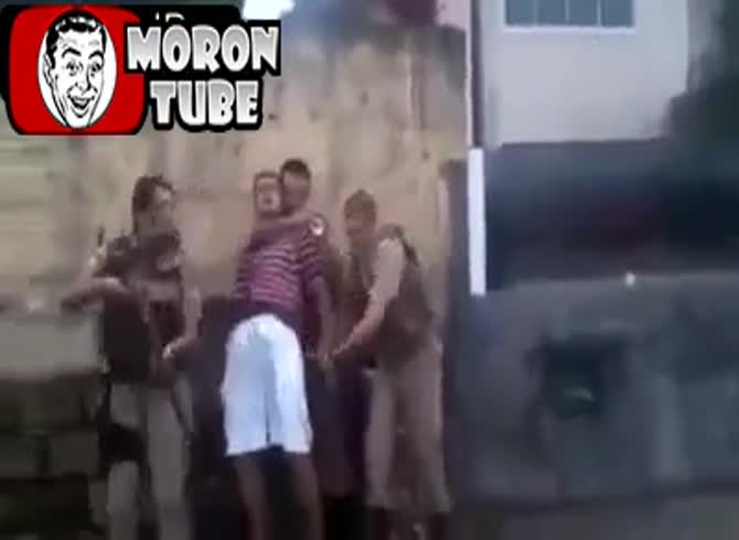 Video :Brazilian police officers shoot into the crowd after being attacked by the mob!
